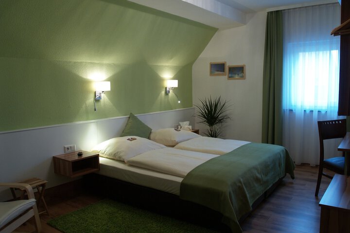 Room 9 of 76