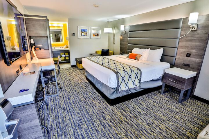 1 King Bed (2 of 23)