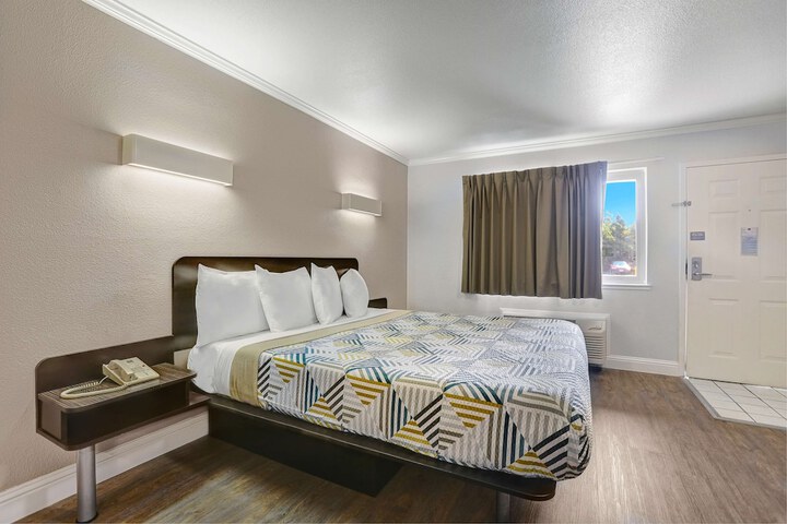 1 King Bed (5 of 5)