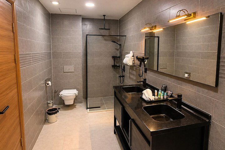 Room 4 of 9
