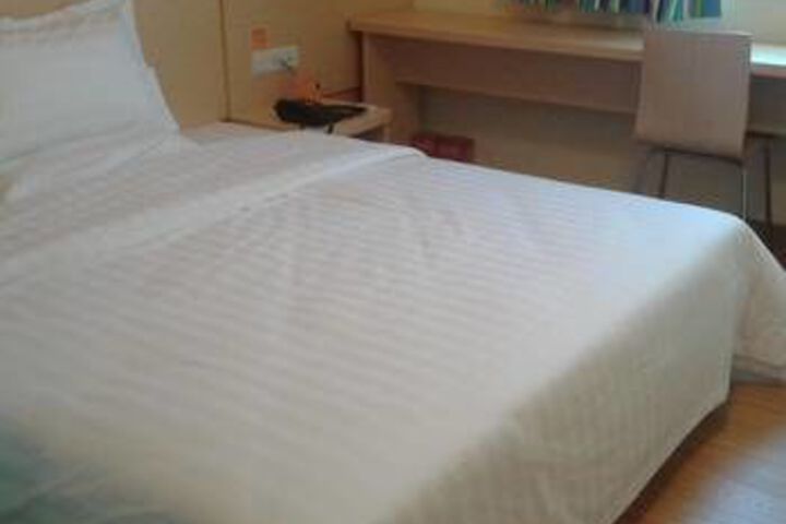 Room 4 of 8