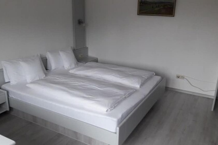 Room 4 of 8