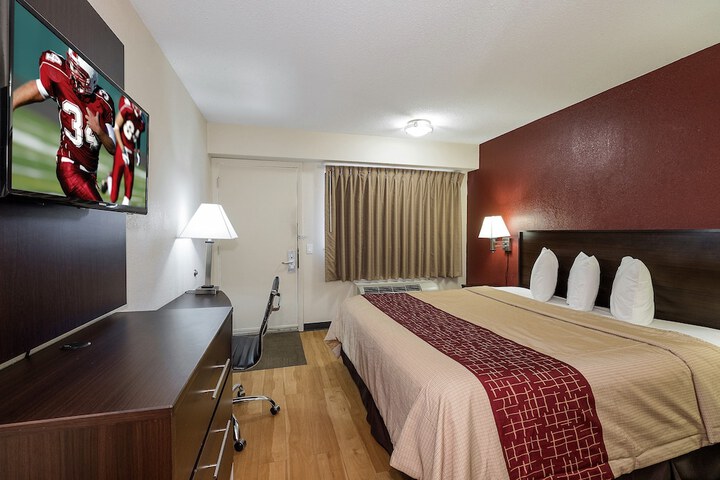 Deluxe King Bed (8 of 12)