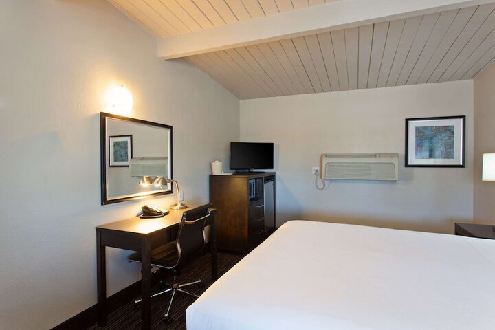 1 King Bed (2 of 5)