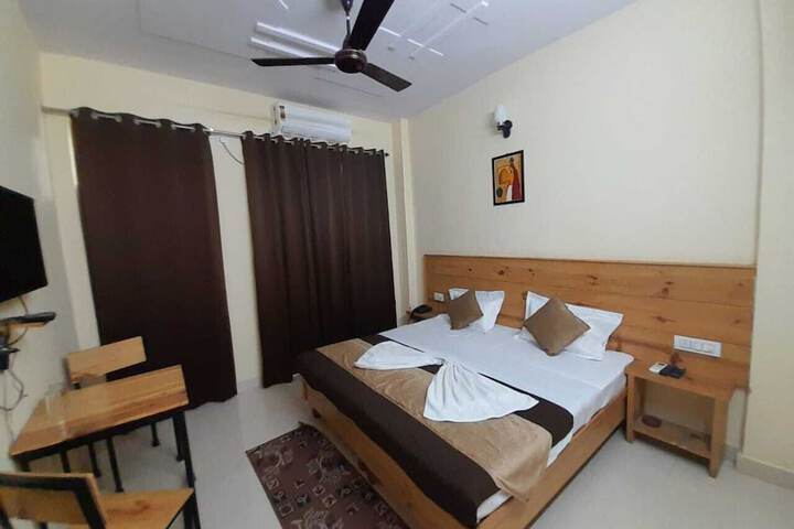 Room 9 of 33