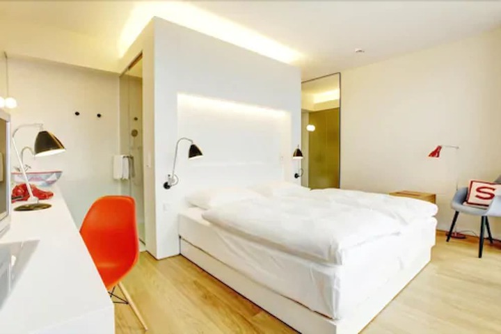 Room 3 of 35