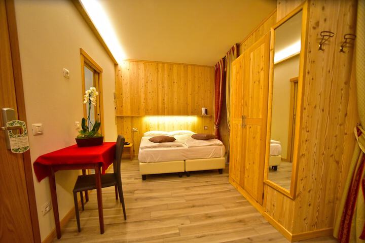 Room 9 of 90