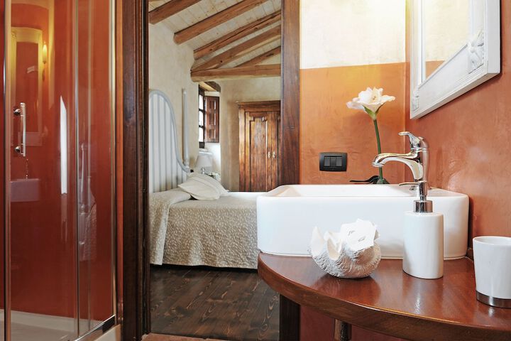 Room 16 of 40