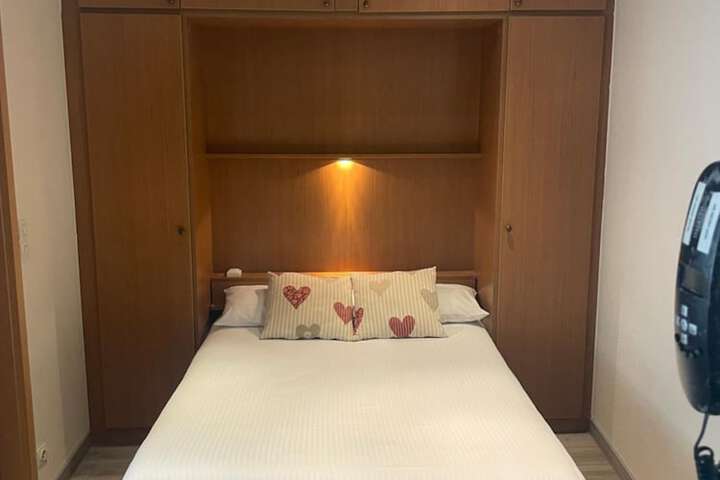 Room 11 of 32