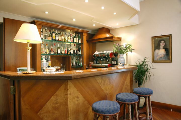 Lounge 42 of 63