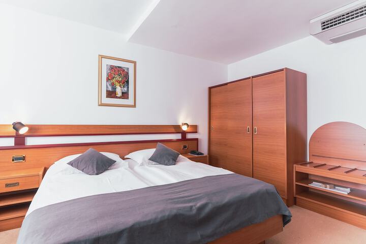 Room 5 of 90