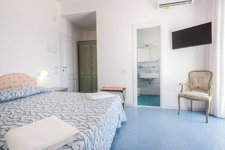 Room 3 of 108