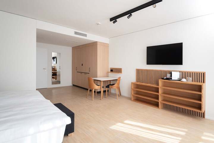 Room 16 of 44