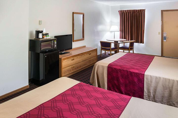 1 Queen Bed (3 of 14)