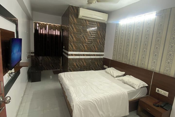 Room 9 of 14