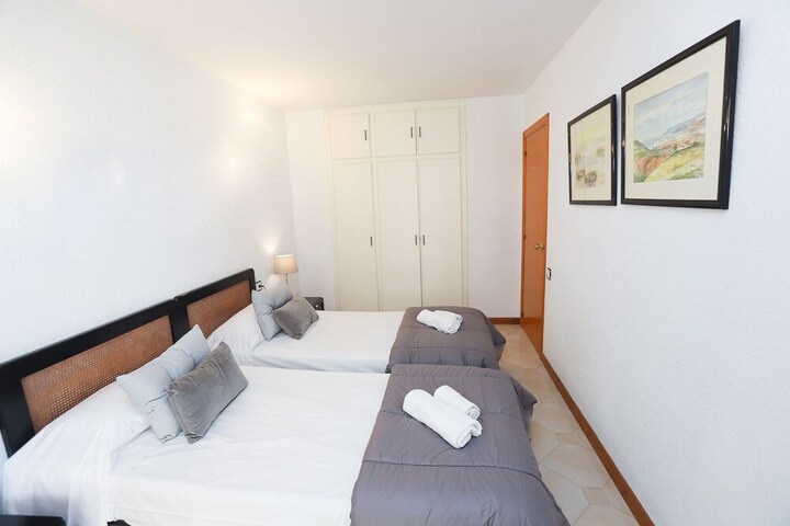 Room 2 of 10
