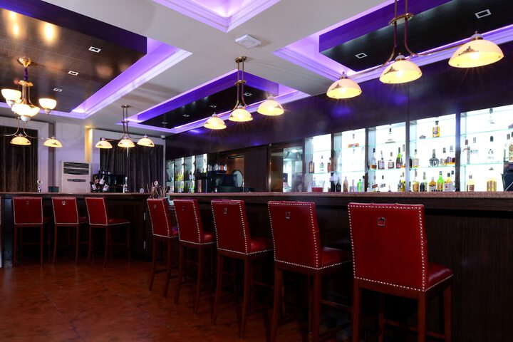 Lounge 264 of 325