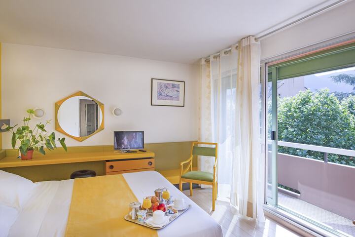 Room 9 of 34