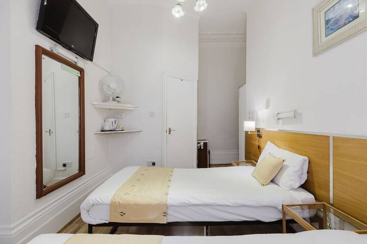 Room 42 of 107