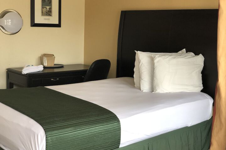 Basic Queen Bed (5 of 6)