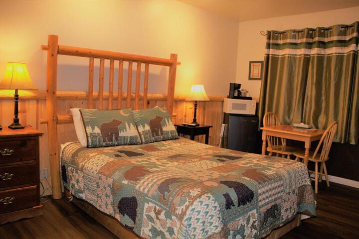 1 Queen Bed (15 of 36)