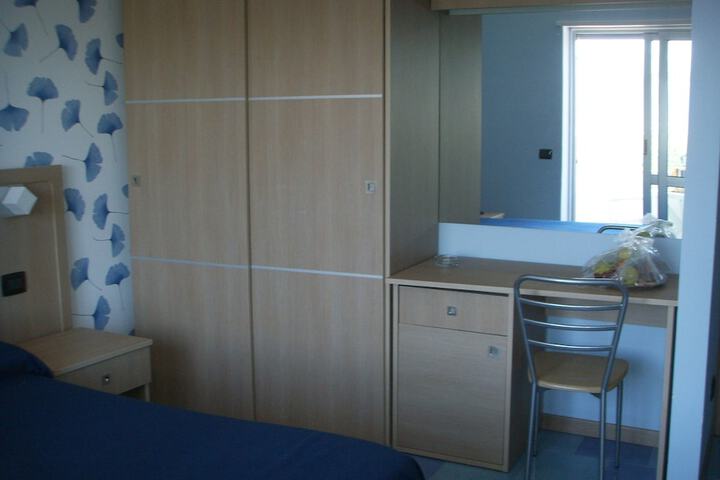 Room 13 of 33