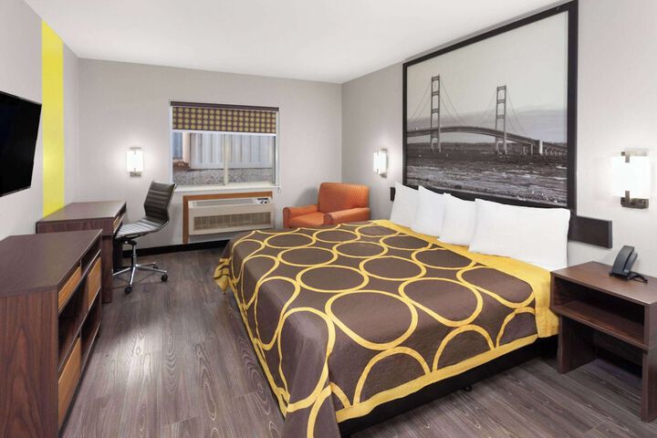 1 Queen Bed (8 of 17)