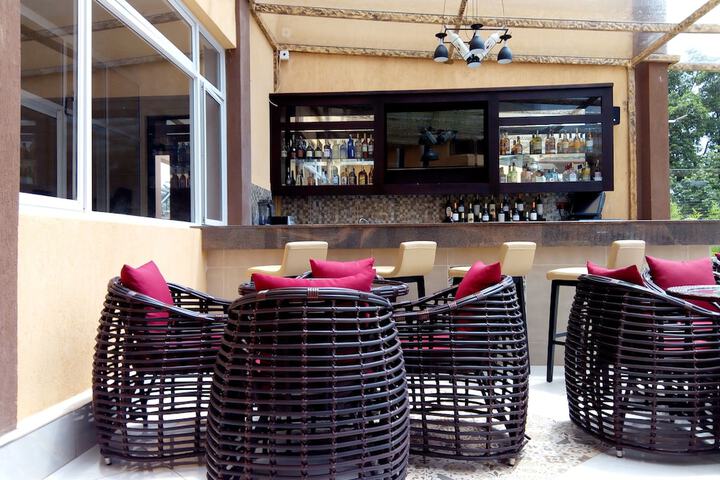 Lounge 36 of 49