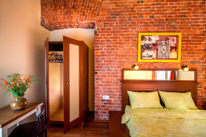 Room 8 of 50
