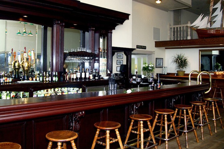 Lounge 54 of 66