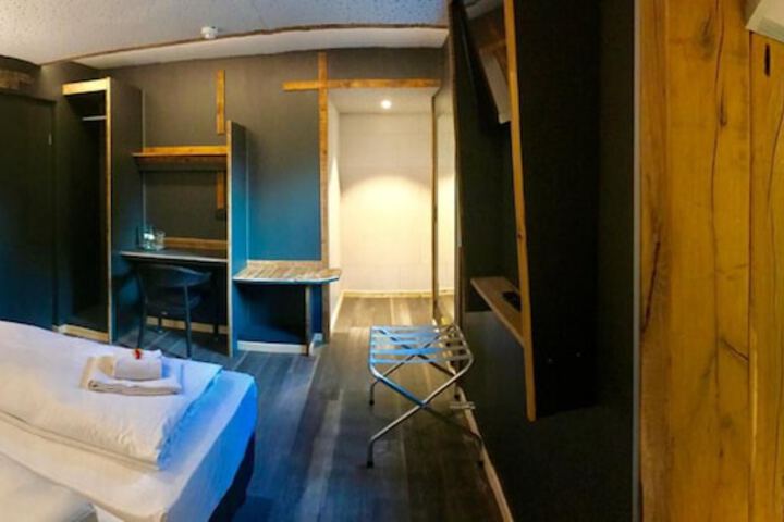 Room 8 of 43