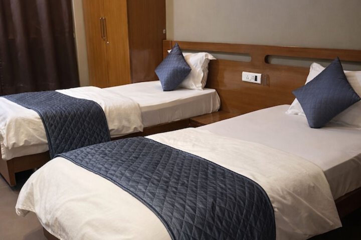 Room 4 of 12