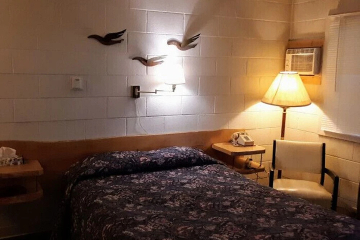 Room 5 of 16