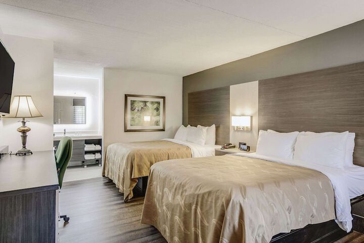 2 Queen Beds (5 of 10)
