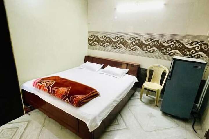 Room 7 of 12