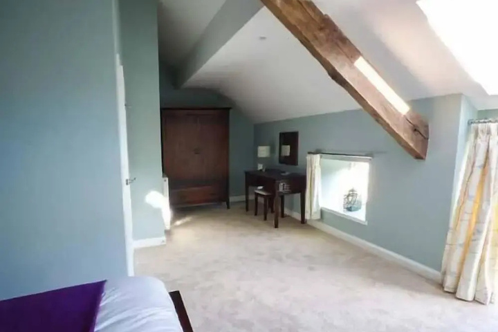 Room 4 of 9