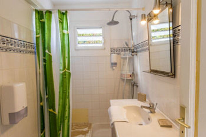 Room 6 of 118