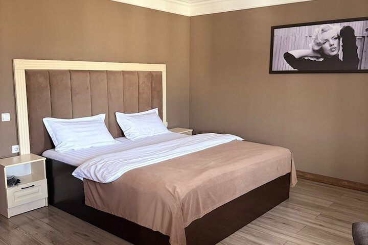 Room 10 of 29