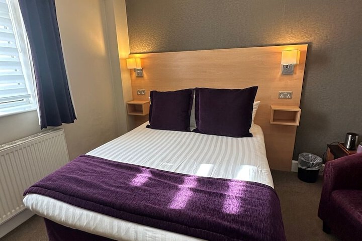 Room 33 of 193
