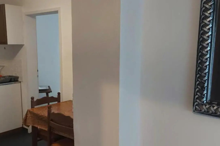 Room 4 of 12