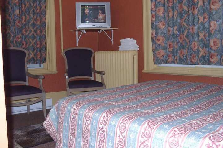 2 Double Beds Shared Bathroom (3 of 15)