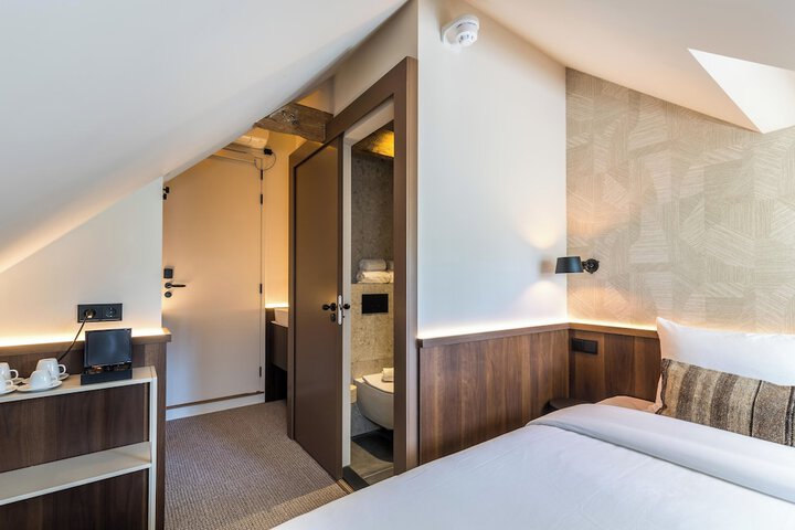 Room 5 of 37