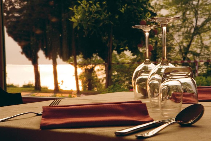 Dining 15 of 34