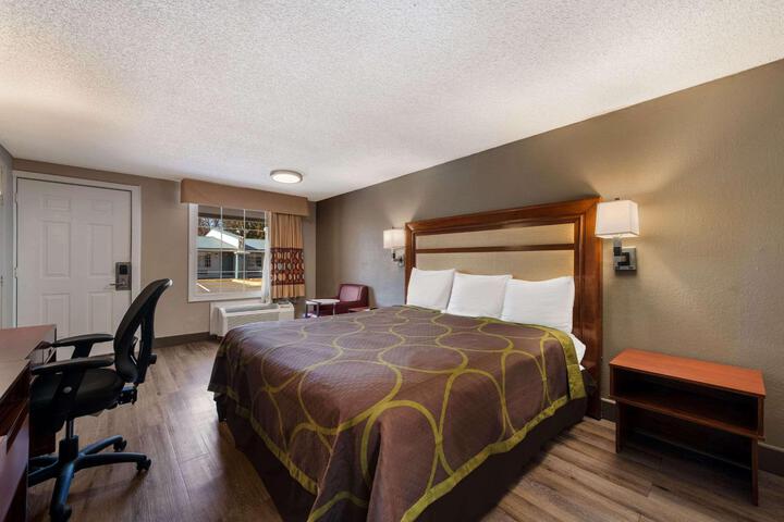 1 King Bed (3 of 11)