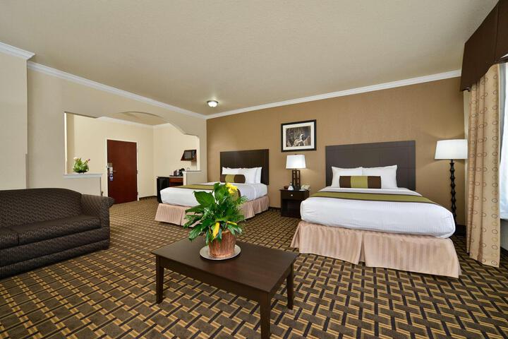 1 King Bed Living Area Wet Bar Microwave and Refrigerator WiFi Full Breakfast (7 of 15)