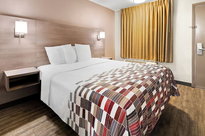 Deluxe King Bed (12 of 12)