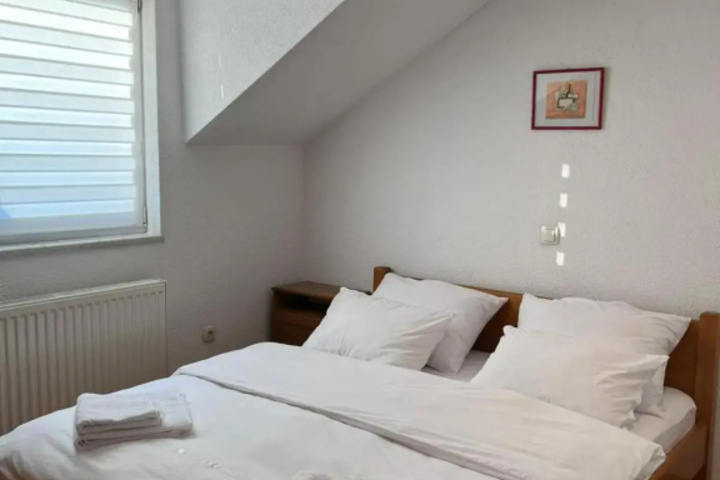 Room 4 of 16