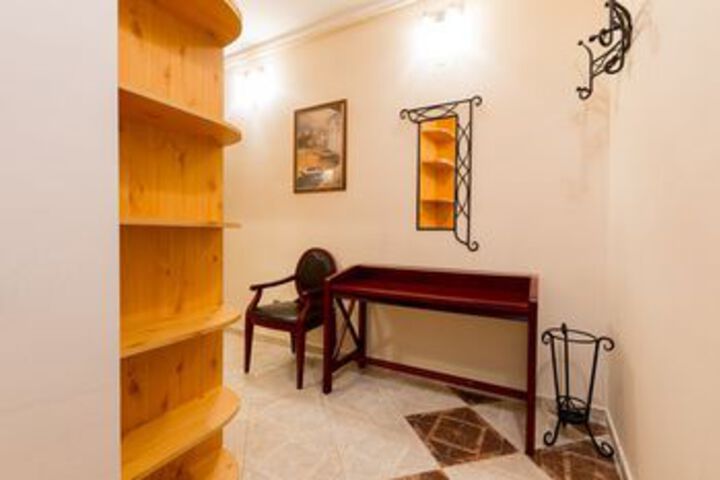 Room 6 of 16