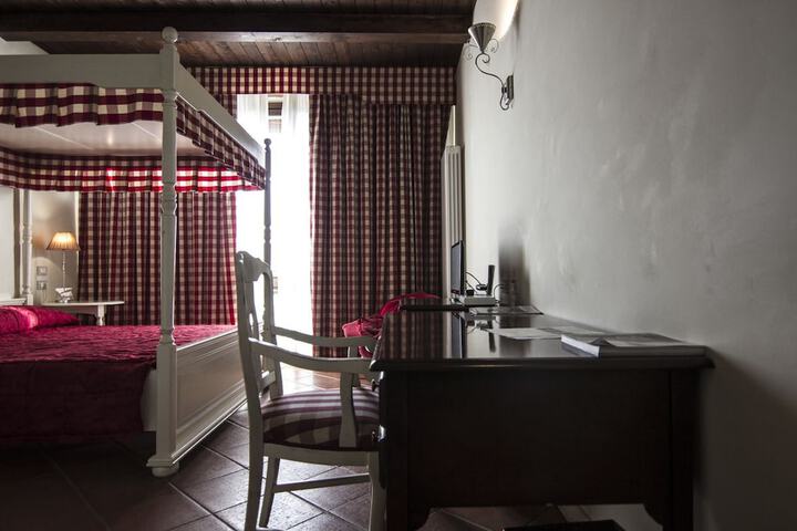 Room 6 of 27