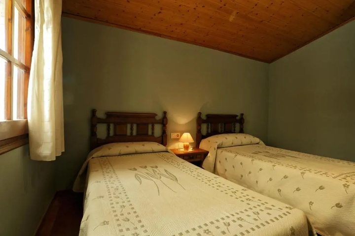 Room 2 of 10